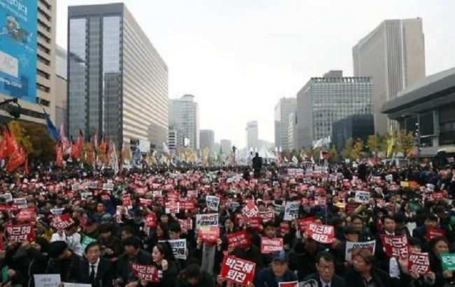 В Южной Корее десятки тысяч людей требовали отставки президента
