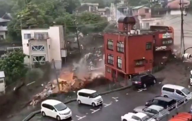 В Японии оползень снес десятки домов, есть погибшие