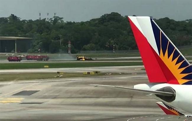 У Сінгапурі під час авіашоу літак врізався в загородження і загорівся