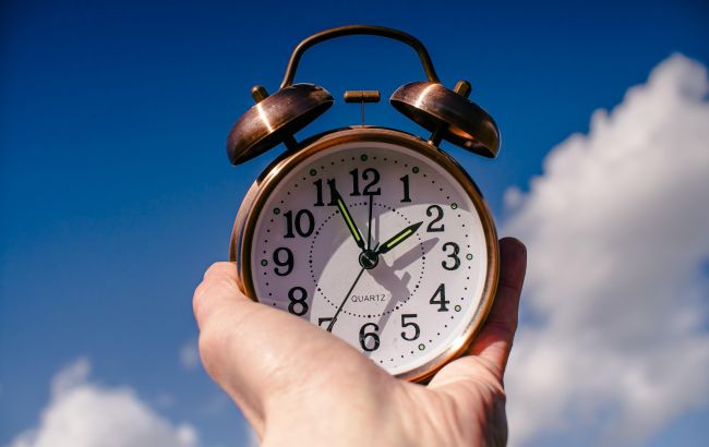 Украина переходит на летнее время: куда крутить стрелки часов