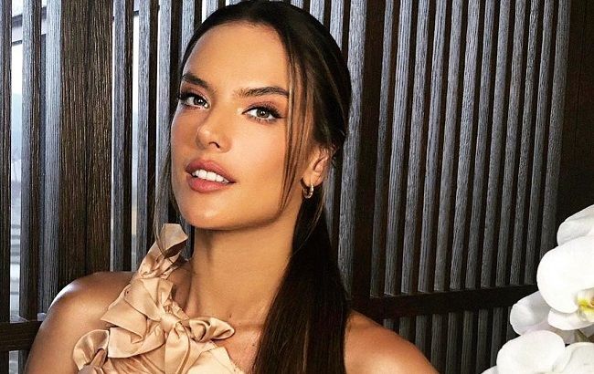 Куколка: Алессандра Амбросио блеснула точеной фигурой в кокетливом платье