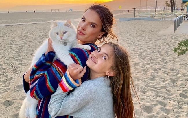 Немов двійнята: 38-річна Алессандра Амбросіо захопила схожістю з дочкою-підлітком