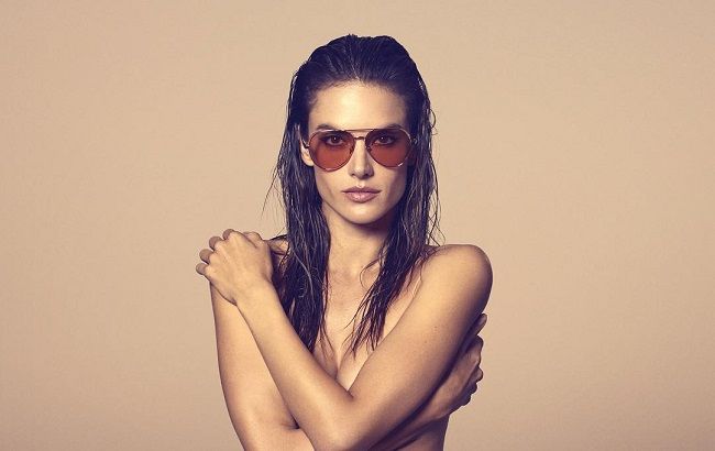 Золотая рыбка: 38-летняя Алессандра Амбросио соблазняет пляжными снимками