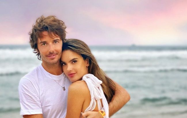 У крихітних шортах і яскравому топі: Алессандра Амбросіо похвалилася стрункими ногамі і тонкою талією