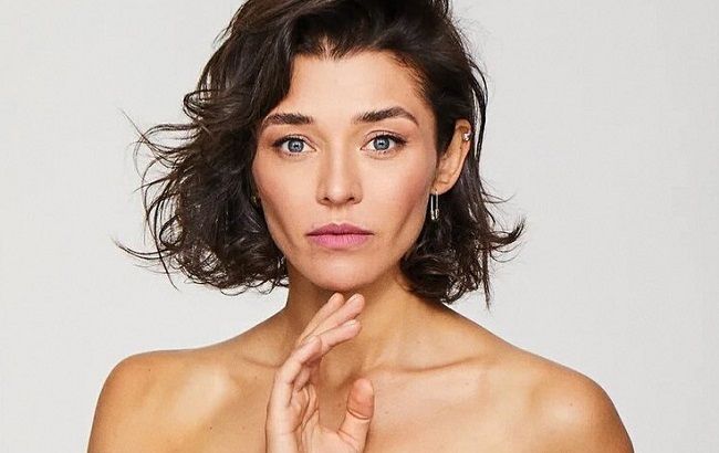 Звезда "Орла и Решки" в платье в бельевом стиле блеснула длинными стройными ножками