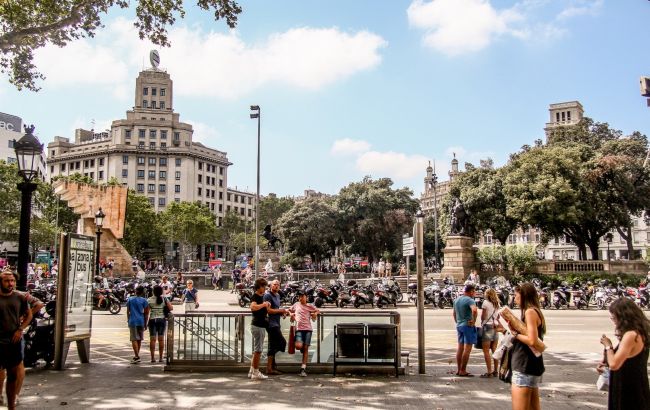 Платные пляжи и лимиты на экскурсии. Как в Европе борются с "лишними" туристами