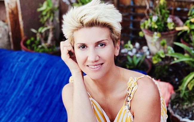 Чорна кішка: Аніта Луценко в мокрому купальнику спокусила формами біля басейну