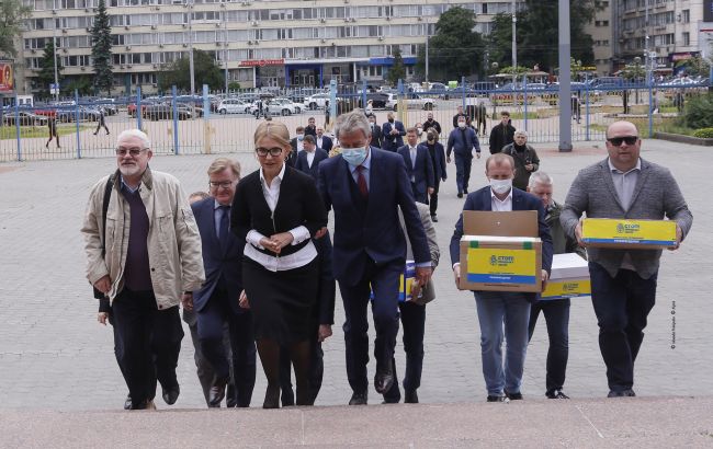 "Батькивщина" передала в ЦИК все необходимые для старта референдума документы
