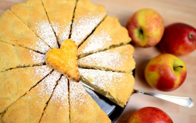 Яблучний пиріг на кефірі: просто змішайте все і в духовку