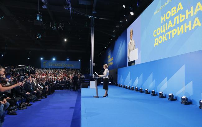 Средняя зарплата украинца должна превышать 1 тыс. долл., - Тимошенко