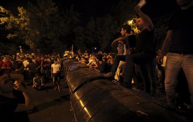 В центре Еревана остаются около 20 тыс. участников протеста