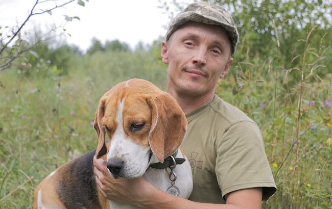 Краде шкарпетки та попереджає про наближення ракети: військові показали свого пса-талісмана