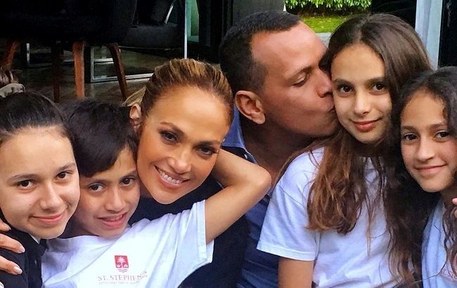 Одне обличчя: дочка Дженніфер Лопес вражає схожістю із зірковою мамою на її архівних фото