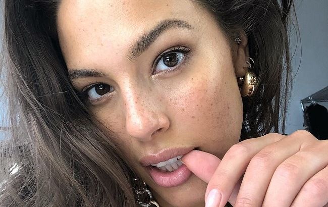 У крихітному бікіні на пляжі: Ешлі Грем засипала мережу гарячими знімками