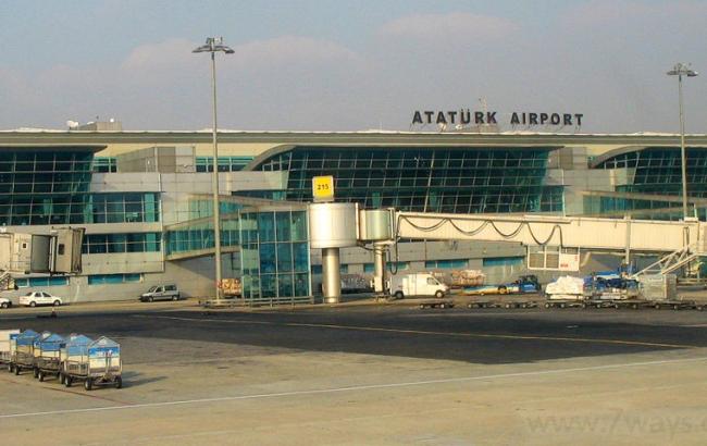 В Стамбуле у самолета при взлете взорвался двигатель