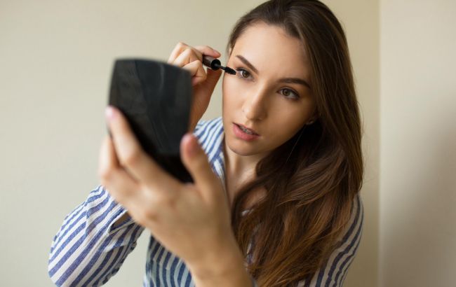 Как долго можно пользоваться косметикой, чтобы не навредить коже