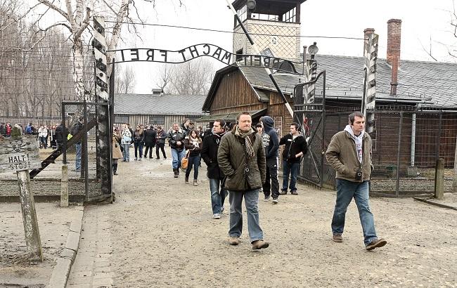 В Польше осудили туристов за&nbsp;порчу ворот Освенцима