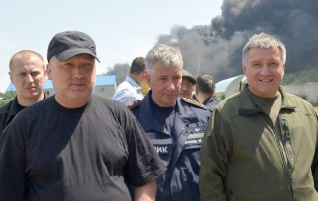 Специалисты советуют не тушить пожар на нефтебазе под Васильковом, - Аваков