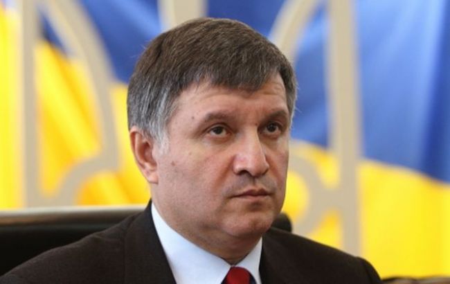 Аваков обіцяє притягнути до відповідальності місцева влада за пожежу на нафтобазі