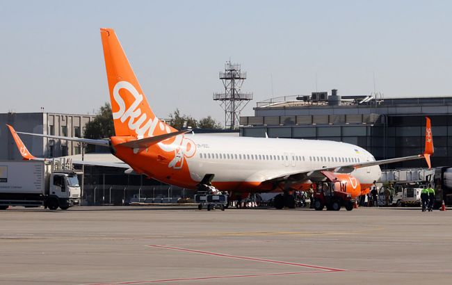 Чому літак SkyUp не можуть евакуювати з Борисполя: основні причини