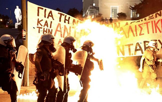 В центре Афин "коктейлями Молотова" забросали полицейский участок
