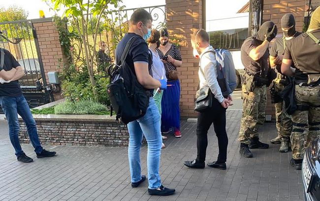 ДБР проводить обшуки в Омеляна