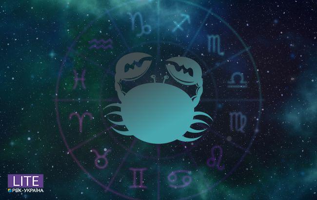 Гороскоп на июнь для Раков: ждите романтические знакомства и путешествия