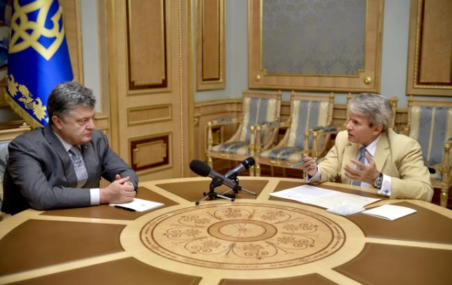 Порошенко призвал усилить внимание к решению проблем людей с инвалидностью