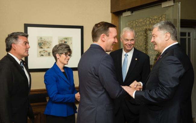 Порошенко обсудил с делегацией Сената США усиление санкций против России