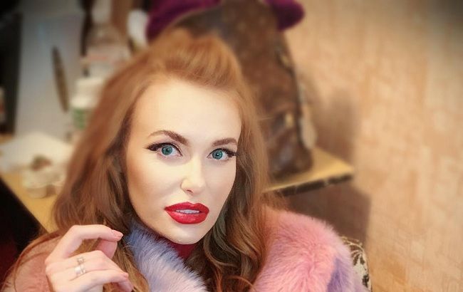 Фуражка и меховая жилетка: Слава Каминская похвасталась стильным образом