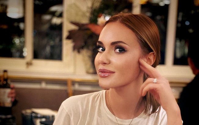 Солнечные ванны и концерт "Иванушек": Слава Каминская весело отдыхает в Испании