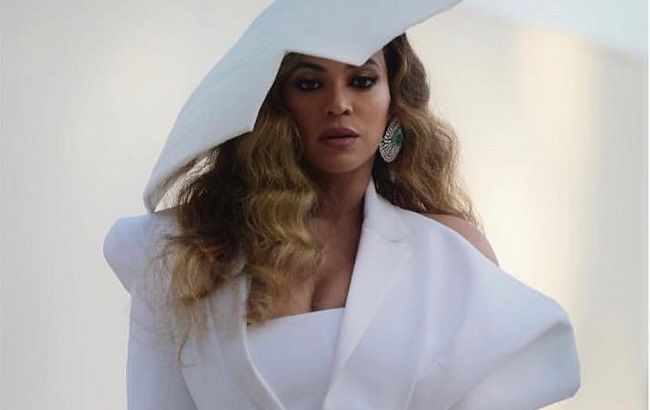 Ослепительна: Бейонсе восхитила роскошным белым нарядом от BALMAIN