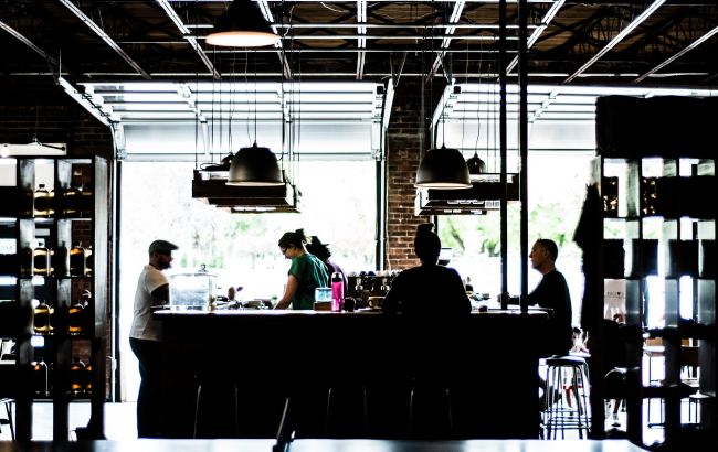 Киевское кафе попало в скандал из-за туалета: не пустили в уборную трехлетнего ребенка