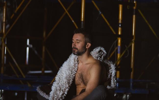 "Дихай повільно": Сергей Бабкин в новом клипе занялся йогой