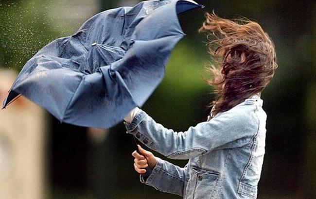 Синоптики предупреждают о грозах и сильном ветре в западных областях Украины