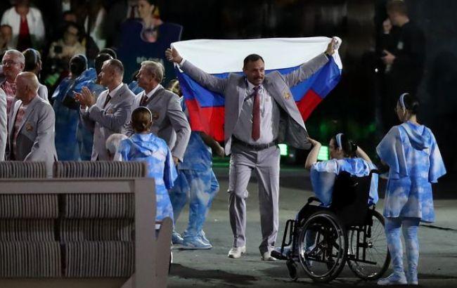 Паралимпийский комитет лишил аккредитации гражданина Беларуси, который нес флаг РФ