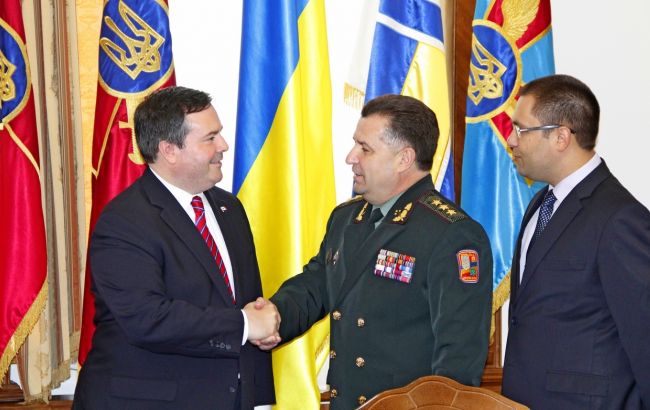 Полторак и глава Минобороны Канады обсудили проведение совместных учений
