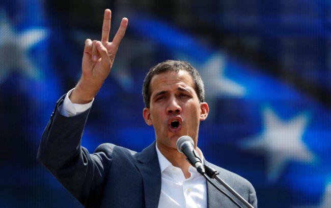 Гуайдо подписал первый президентский указ