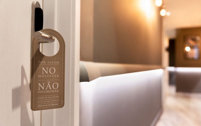 Як знайти приховану камеру в номері готелю: "секретні" способи від експертів