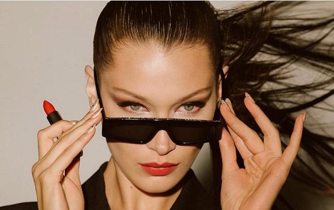 "Никогда не поздно сменить профессию": Донателла Версаче "набила" Белле Хадид тату