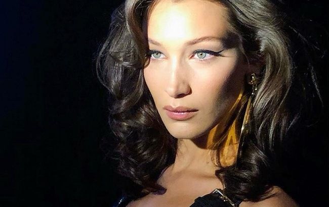 В блискітках і пір'ї: Белла Хадід підкреслила спокусливі форми вечірньою сукнею від Michael Kors