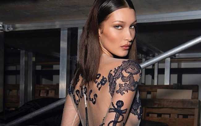 Королева подіуму: Белла Хадід блиснула пишними формами у відвертій сукні