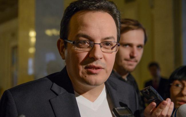 Порошенко обсудил с коалицией изменения в Конституцию и выборы, - Березюк