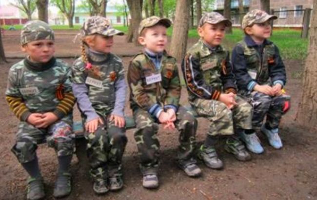 В Горловке к 9 мая детей одели в форму "Беркута"