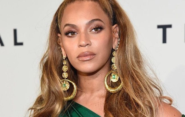 Королева тропиков: Бейонсе восхитила роскошными формами в "сочном" total look от Versace