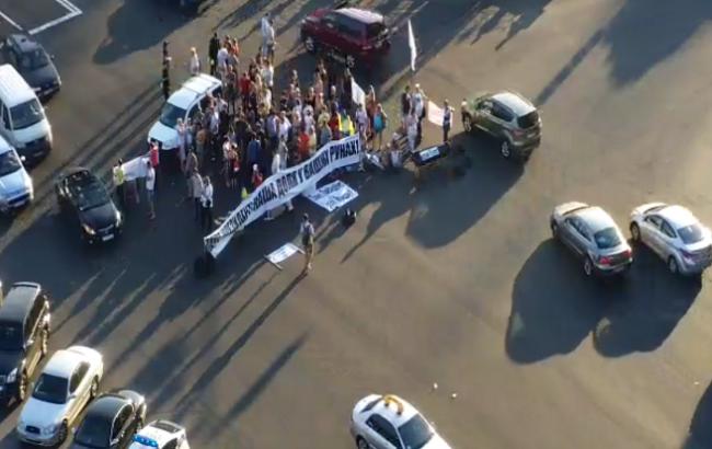 Из-за митинга на Крещатике осложнено движение транспорта