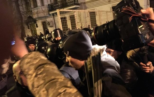 Часть митингующих под АПУ пыталась прорваться на Майдан Независимости
