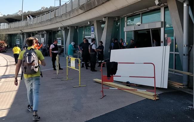 В аэропорту Лиона автомобиль выехал на взлетную полосу, полеты приостановлены