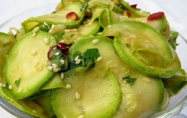 Малосольні кабачки - неймовірна закуска, яка буде готова за 10 хвилин