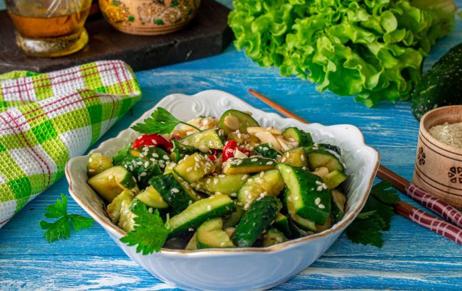 Нереально смачно! Рецепт "битих огірків" від учасника МайстерШеф